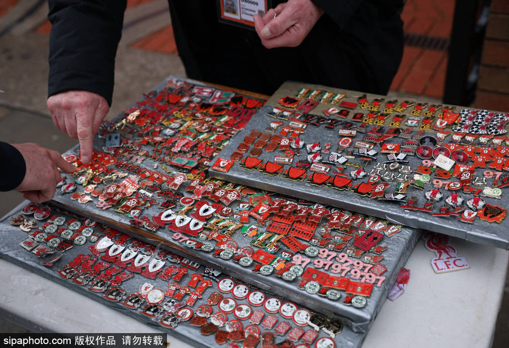 利物浦球迷撤旗抗议：安菲尔德的“心跳”为何沉默？